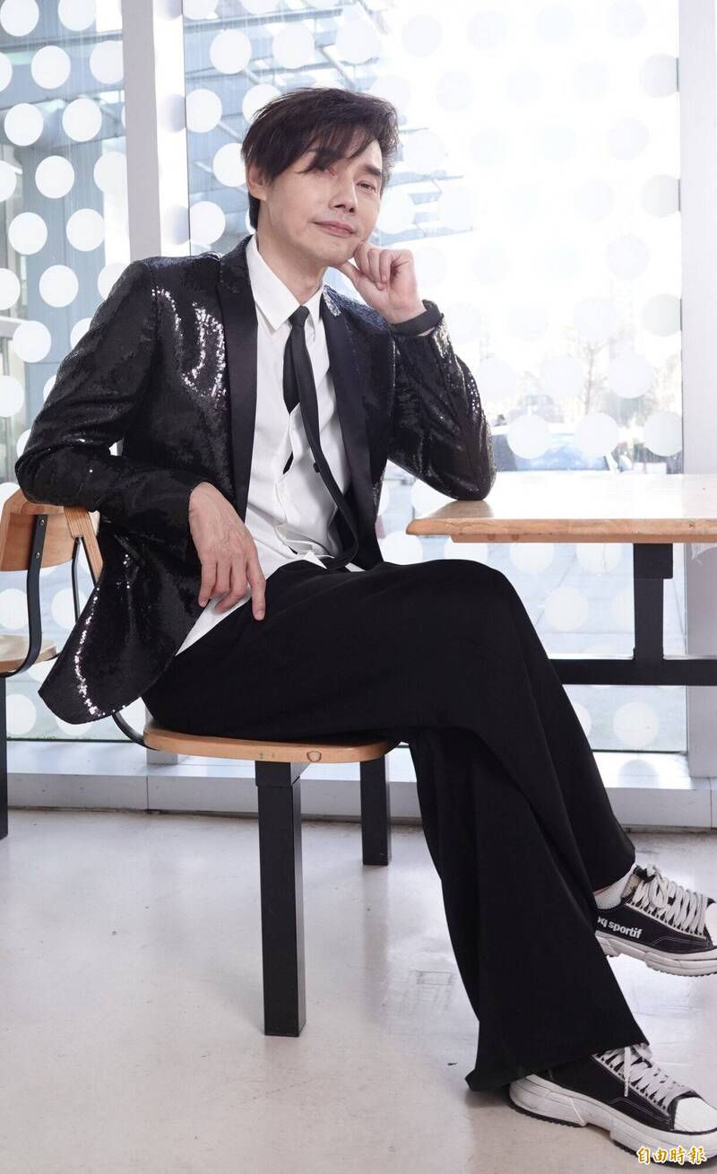 近年有許多國外表演的包偉銘常常四處飛，平均一年光搭飛機就高達12趟。（記者潘少棠攝）