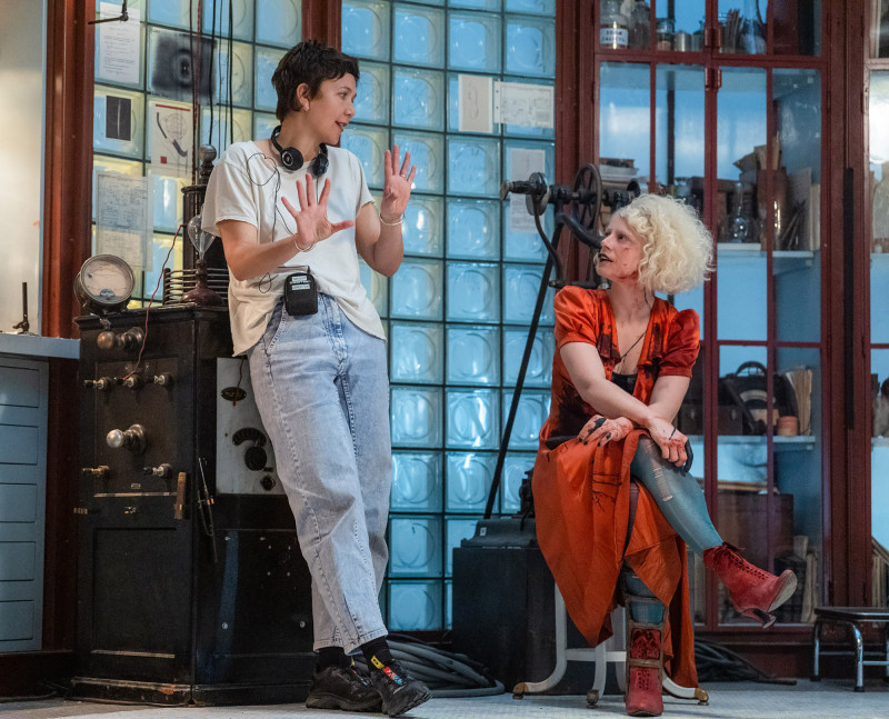 瑪姬葛倫霍（左）再執導筒，和潔西伯克利合作新片《科學新娘！》。（華納兄弟提供）
