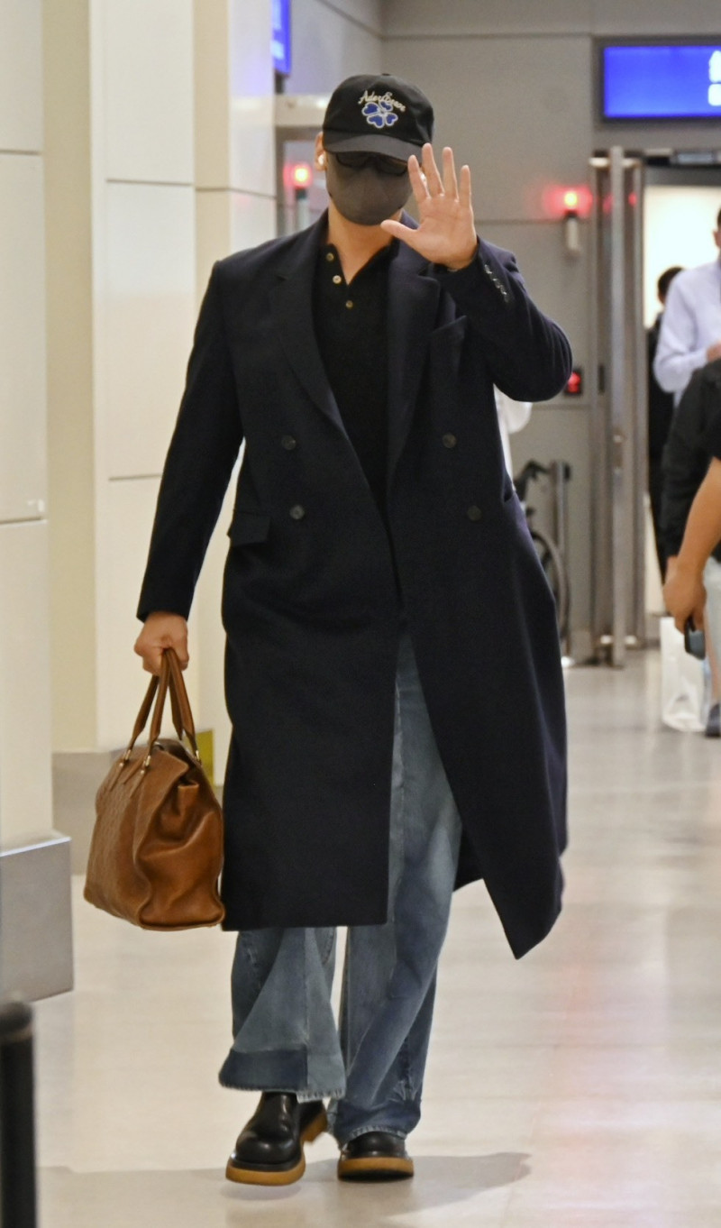 （直擊）韓流天王走VIP不耍大牌！RAIN抵台親切有禮狂揮手