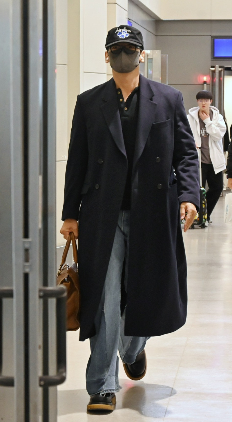 RAIN現身桃園機場，好像在走秀。（記者劉信德攝）