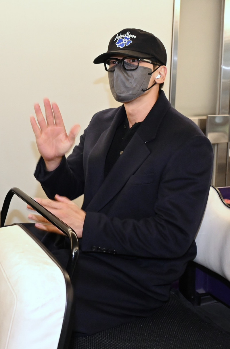 RAIN坐上車之後持續揮手。（記者劉信德攝）