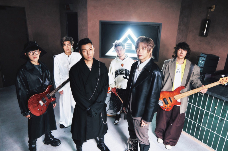 天團加入「男神級」新成員！6P集體玩戀愛遊戲