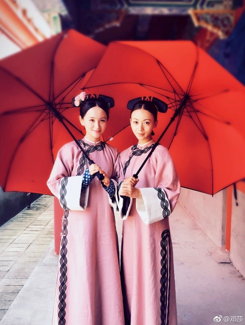 鄧莎（左）在《延禧攻略》中飾演魏瓔寧。（翻攝自微博）