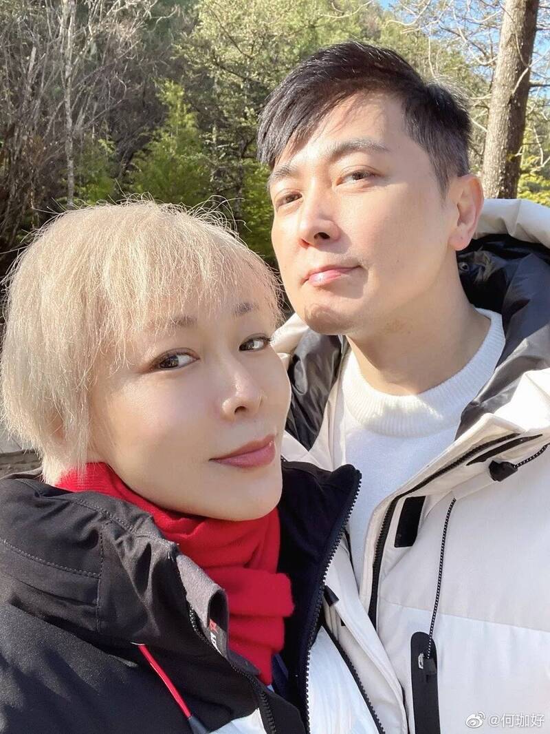 保劍鋒（右）與現任老婆何珈好。（翻攝自微博）