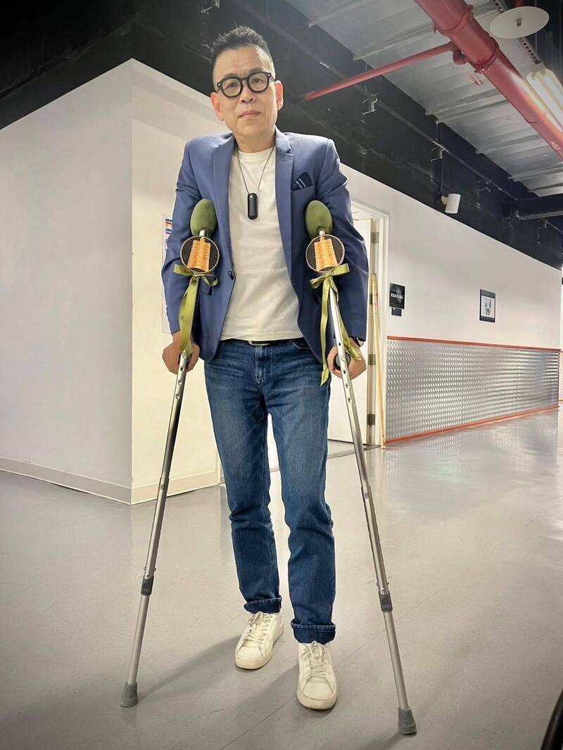 去年底廣播金鐘獎頒獎，王介安撐著拐杖登台，特別把拐杖頭設計成像麥克風一樣造型，夾帶著金鐘的圖樣和彩帶，相當醒目。（翻攝自王介安臉書）
