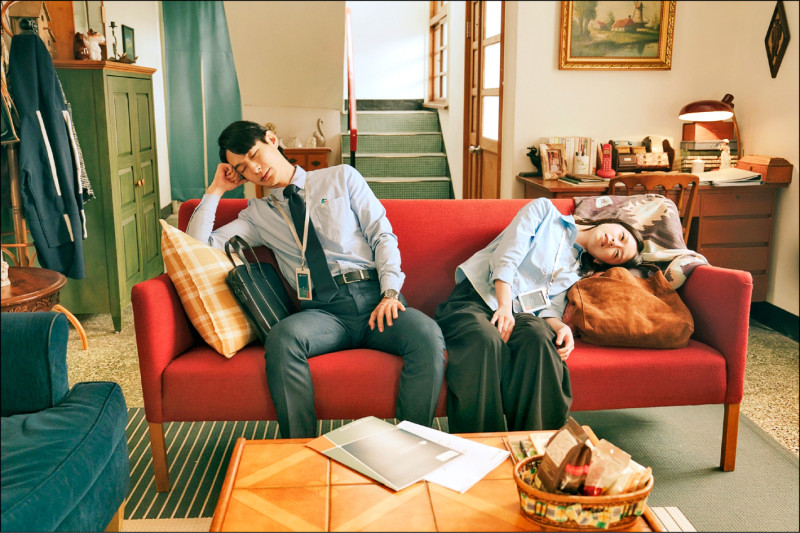 黃河（左）和陳姸霏在《人生只租不賣》替房東和租客奔波。（公視台語台提供）