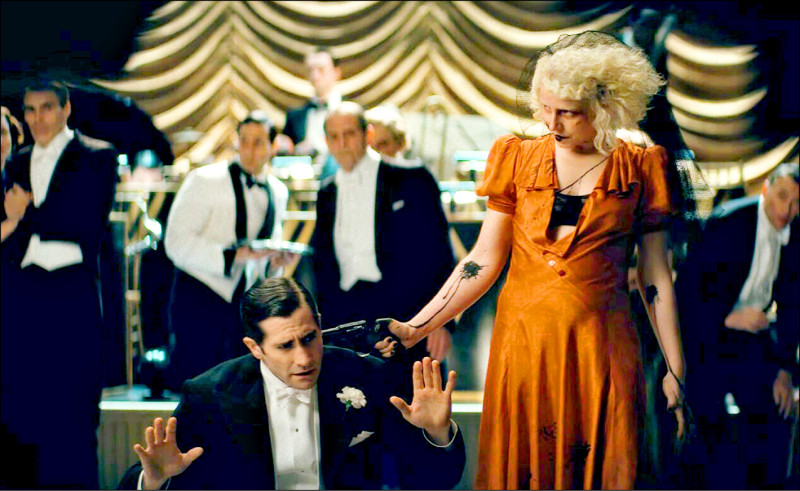 傑克葛倫霍（前左）應親姊之邀參演《科學新娘！》。（翻攝自YouTube）