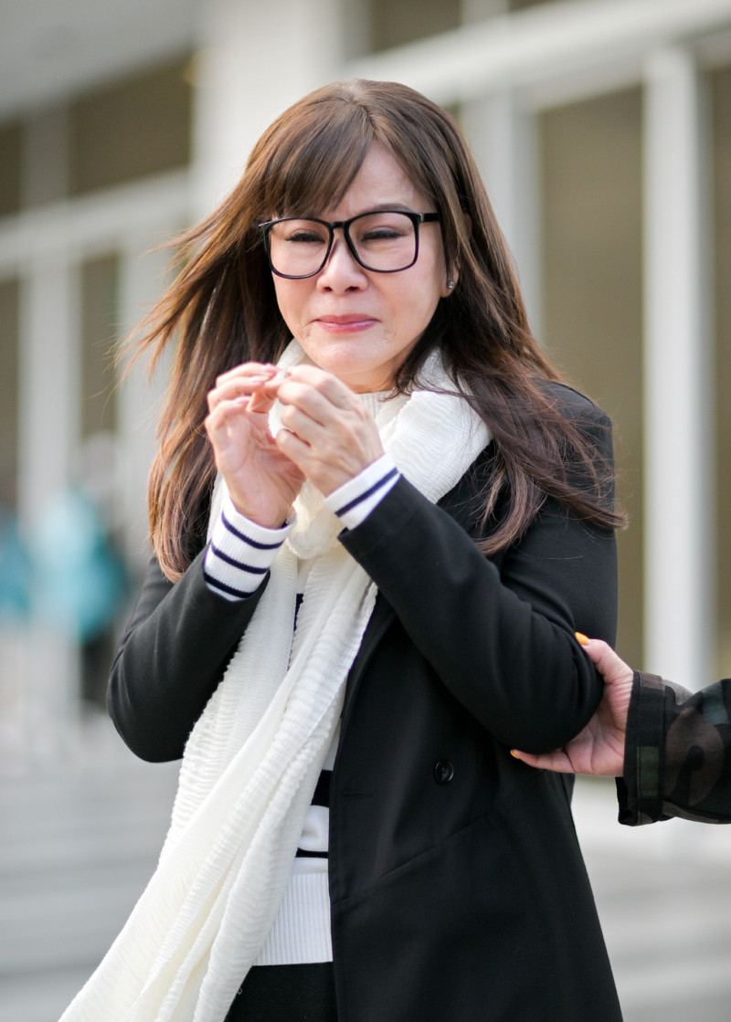 龍千玉哭到泣不成聲。（記者王文麟攝）