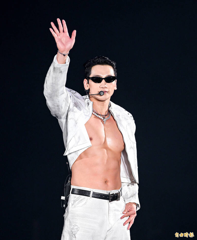 RAIN的汗狂流到胸肌之間，實在相當性感。（記者王文麟攝）