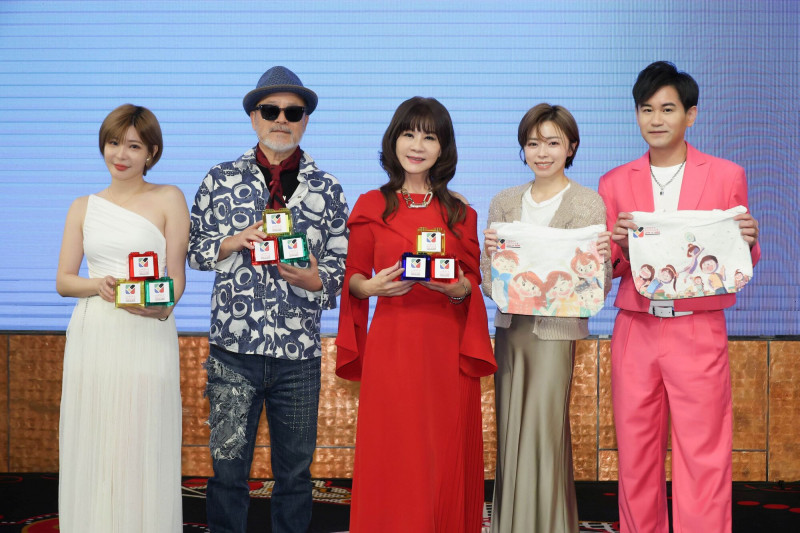 吳俊宏（右起）、王瞳、龍千玉、班鐵翔、孟慶而齊聚高雄，為受虐兒獻唱募款。（台灣愛與希望國際關懷協會提供）