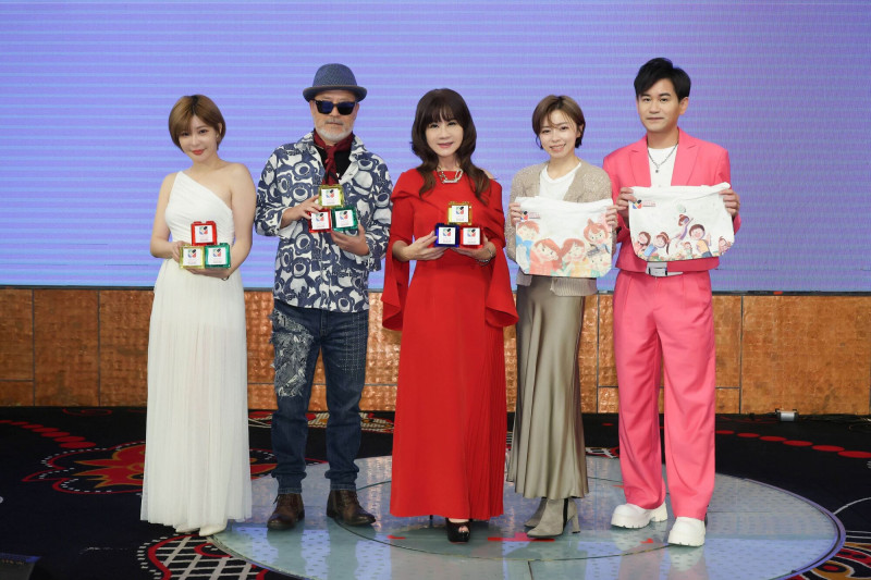 吳俊宏（右起）、王瞳、龍千玉、班鐵翔、孟慶而齊聚高雄，為受虐兒獻唱募款。（台灣愛與希望國際關懷協會提供）