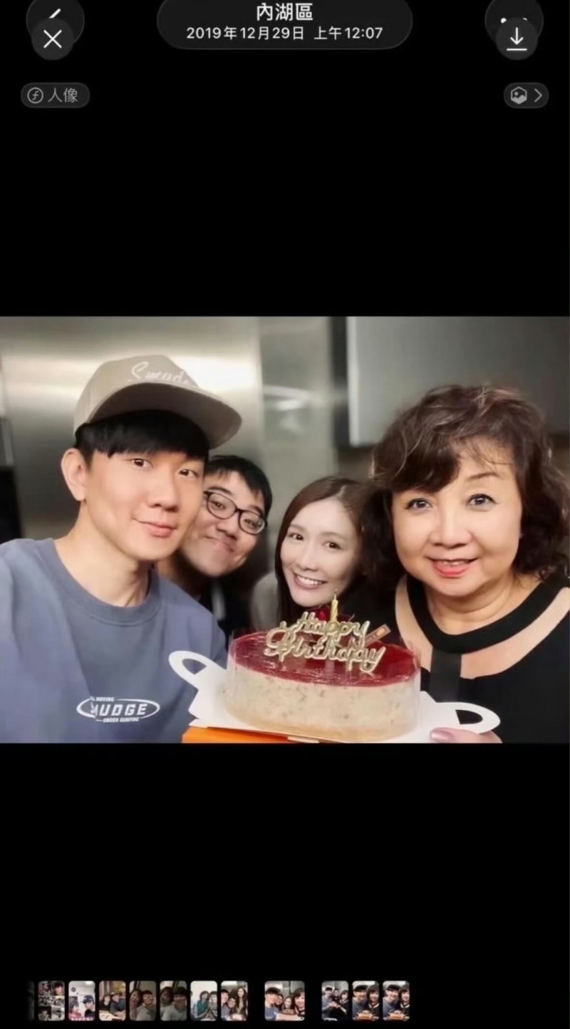 林俊傑、Ｍida幫林媽媽慶生照瘋傳。（翻攝自微博）