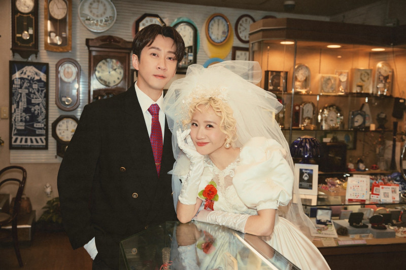 昭和年代復古氛圍婚紗於鐘錶店取景拍攝，畫面宛如老電影場景。（天地合娛樂提供）