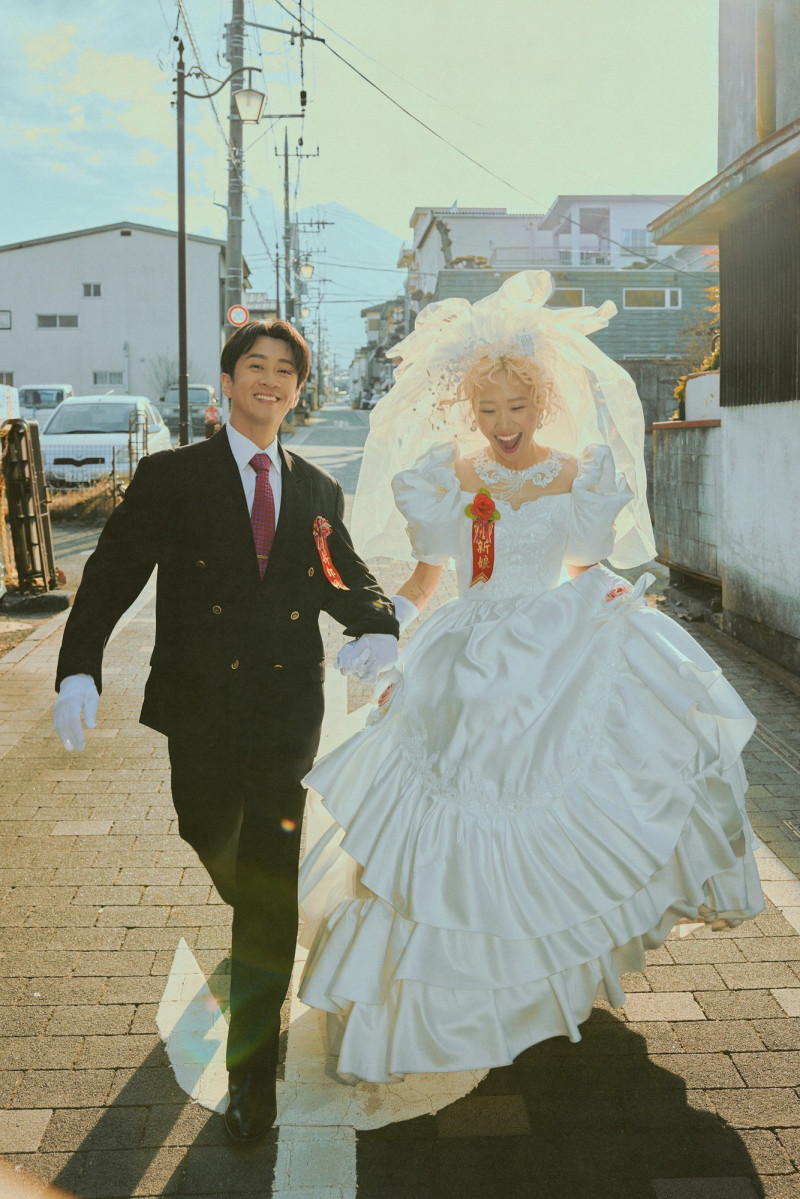 小倆口牽手奔跑於日本街道取景，陽光灑落、笑容燦爛。（天地合娛樂提供）