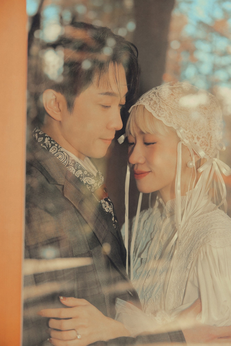 透過玻璃窗捕捉親密瞬間，兩人低頭貼近、神情溫柔。（天地合娛樂提供）