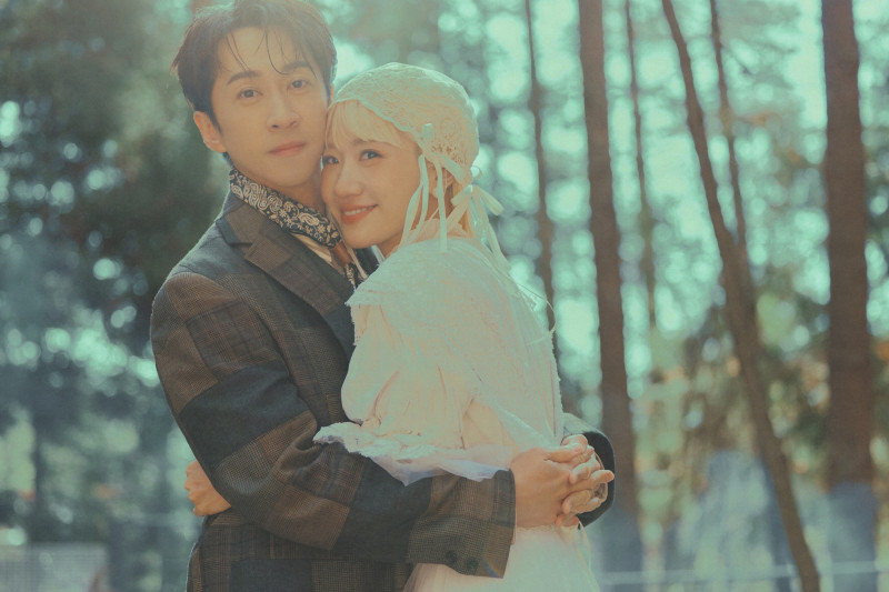 Lulu靠在漢典懷中露出溫柔笑容。（天地合娛樂提供）