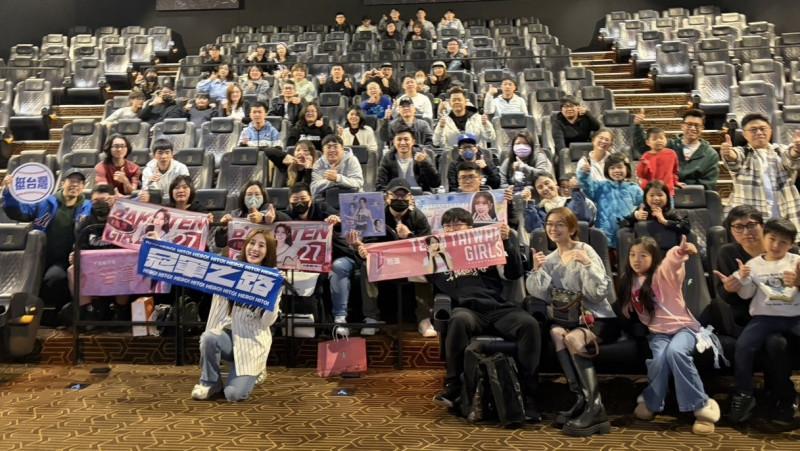 《冠軍之路》映後合照，啦啦隊若潼分享，即使已知勝負，再次觀影仍會為關鍵時刻緊張不已。（牽猴子提供）