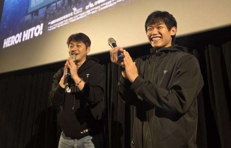 陳冠宇（右）表示，透過紀錄片重新回顧比賽激動時刻格外特別，也感謝導演留下這段珍貴回憶，左為中華隊應援團長小白。（牽猴子提供）