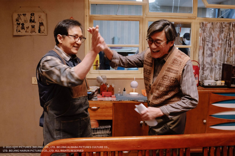 成龍、梁家輝暌違20年再次合作，於《捕風追影》有精彩對手戲。（鴻聯國際提供）