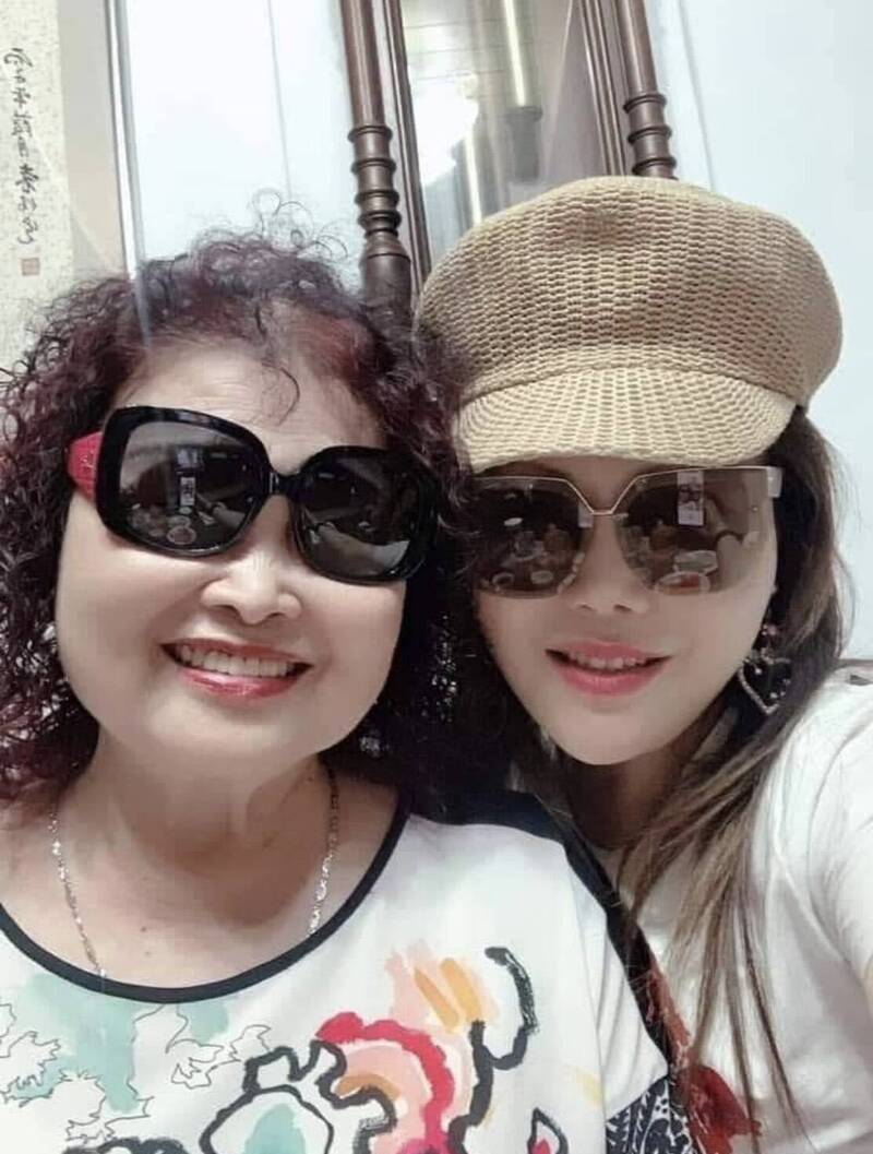 張雅琴（右）分享和母親同框，張媽媽好時髦。（張雅琴提供）
