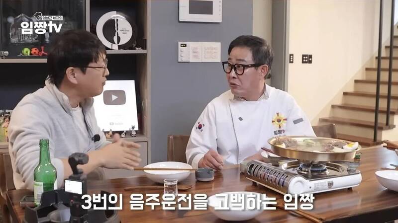 林盛根（右）承認自己因愛喝酒犯了錯，長達10年時間裡共發生3次酒駕。（翻攝自YouTube）