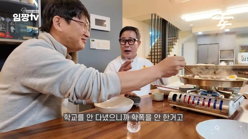 林盛根（右）在YouTube節目當中主動說出自己過去曾經酒駕的黑歷史。（翻攝自YouTube）