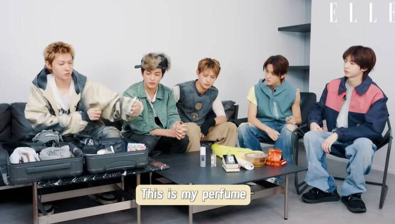 CORTIS近日為時尚雜誌拍攝搜包單元分享隨身小物，MARTIN位置在最左邊。（翻攝自YT）