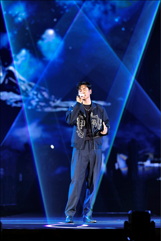 周興哲獻唱多首破億點擊情歌。（喬山健康科技提供）