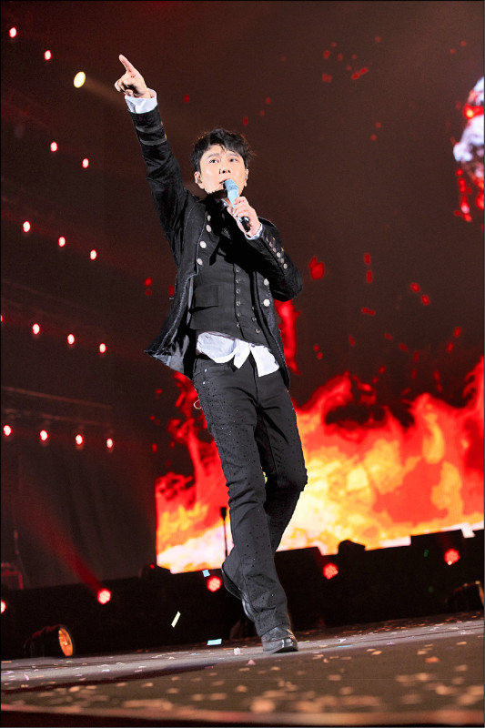 張信哲金曲連發，觀眾跟著大合唱。（喬山健康科技提供）