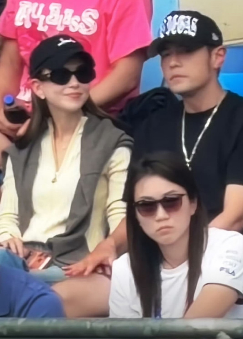 昆凌（左）和周董在澳網球場觀眾席親密互動全被拍下。（翻攝自ＩＧ）