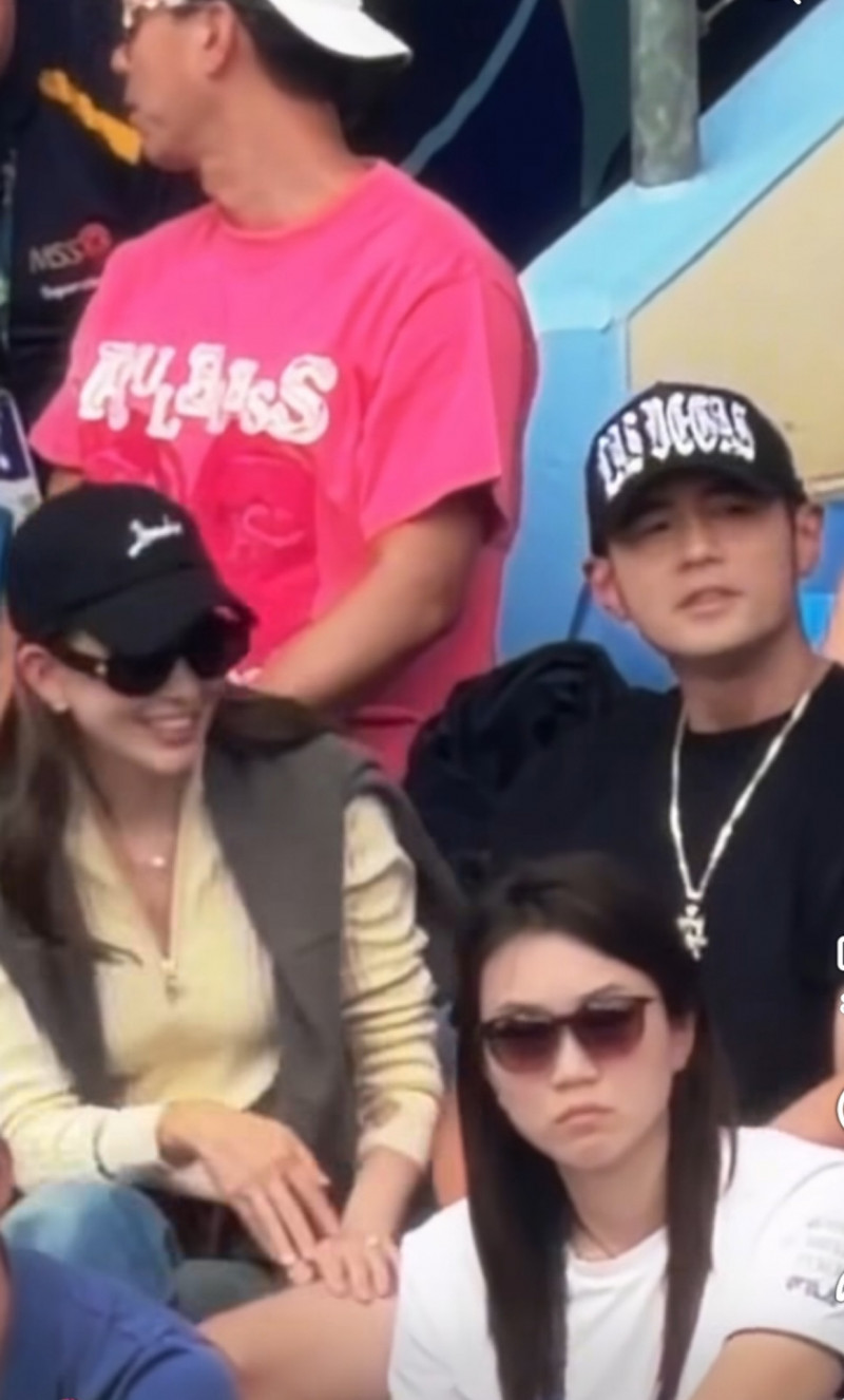 昆凌（左）多次摸摸周董大腿。（翻攝自ＩＧ）