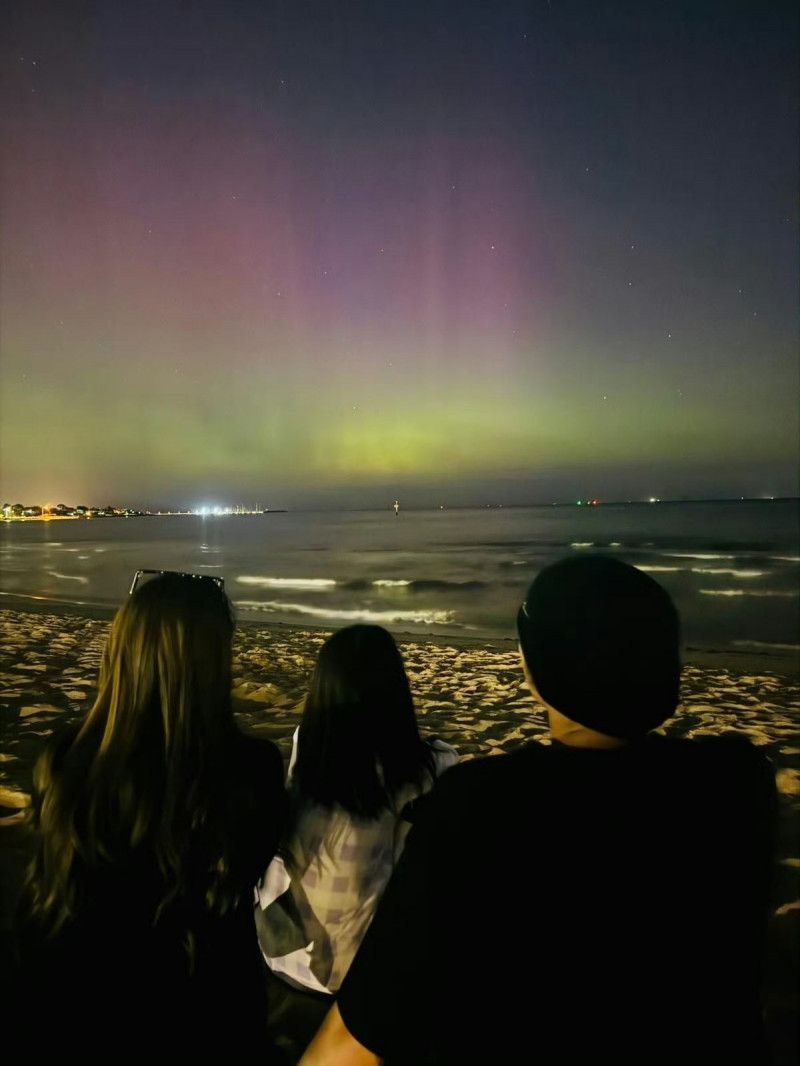 周杰倫（右起）分享和女兒、老婆昆凌一起賞極光的美麗景象。（翻攝自抖音）