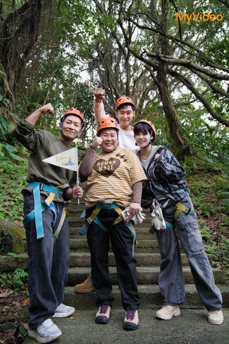 《花甲少年趣旅行》蔡昌憲（右1）難忘帶領旅伴攀樹，一見不對勁秒變助教。（台灣大哥大MyVideo提供