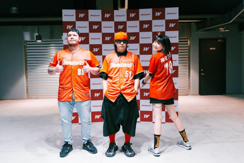 怕胖團捐出味全龍2024大巨蛋開幕戰當天實際穿著的團員署名球衣。 （歪的音樂提供）