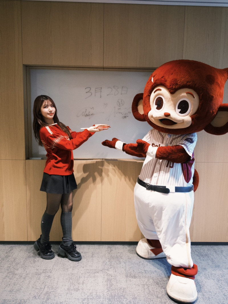吉祥物猿氣與廉世彬展開首爾約會。（樂天桃猿提供）