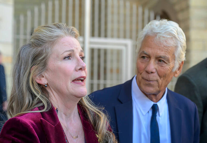 布斯菲爾德的妻子（左）和律師站在法院前。（美聯社）