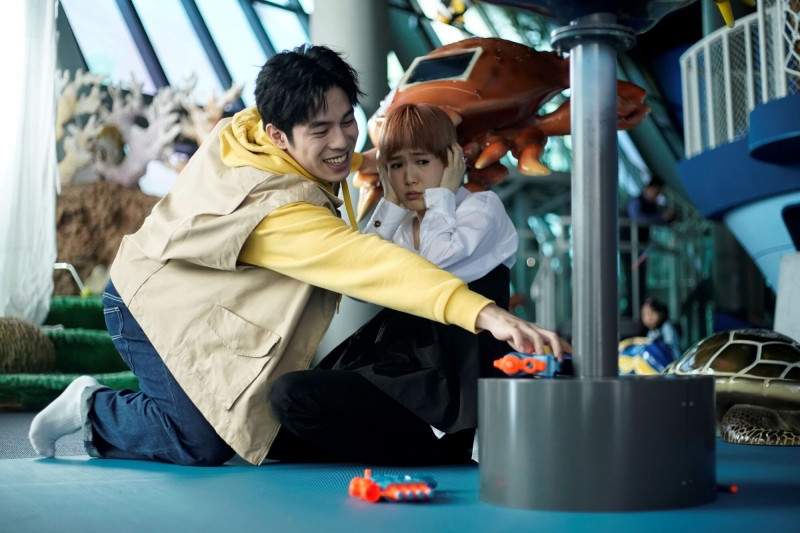 孫可芳（右）、詹懷雲（左）在《何百芮的地獄戀曲》大談姐弟戀。（彼此影業提供）