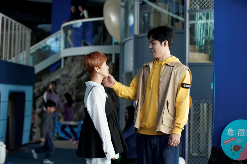 孫可芳（左）、詹懷雲（右）在《何百芮的地獄戀曲》大談姐弟戀。（彼此影業提供）