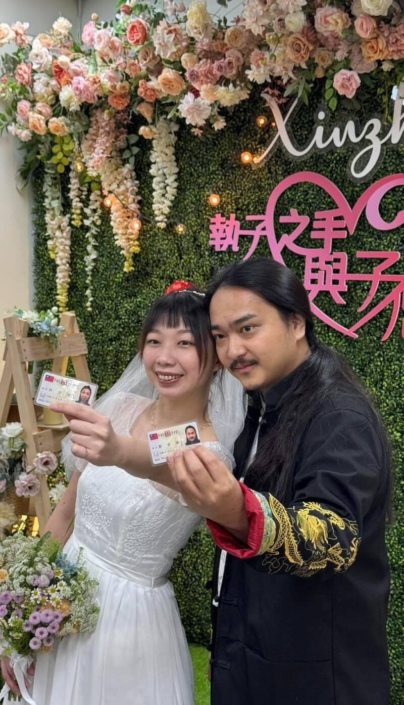 「幻術大仙」鄒秉勳（右）今登記結婚娶回嬌妻。（翻攝自臉書）