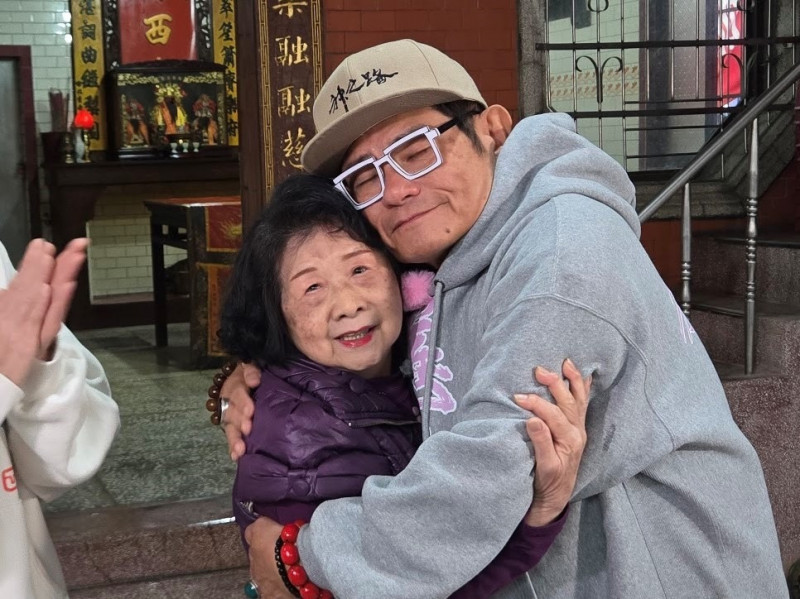 許效舜巧遇看著他長大的伯母。（東森超視提供）