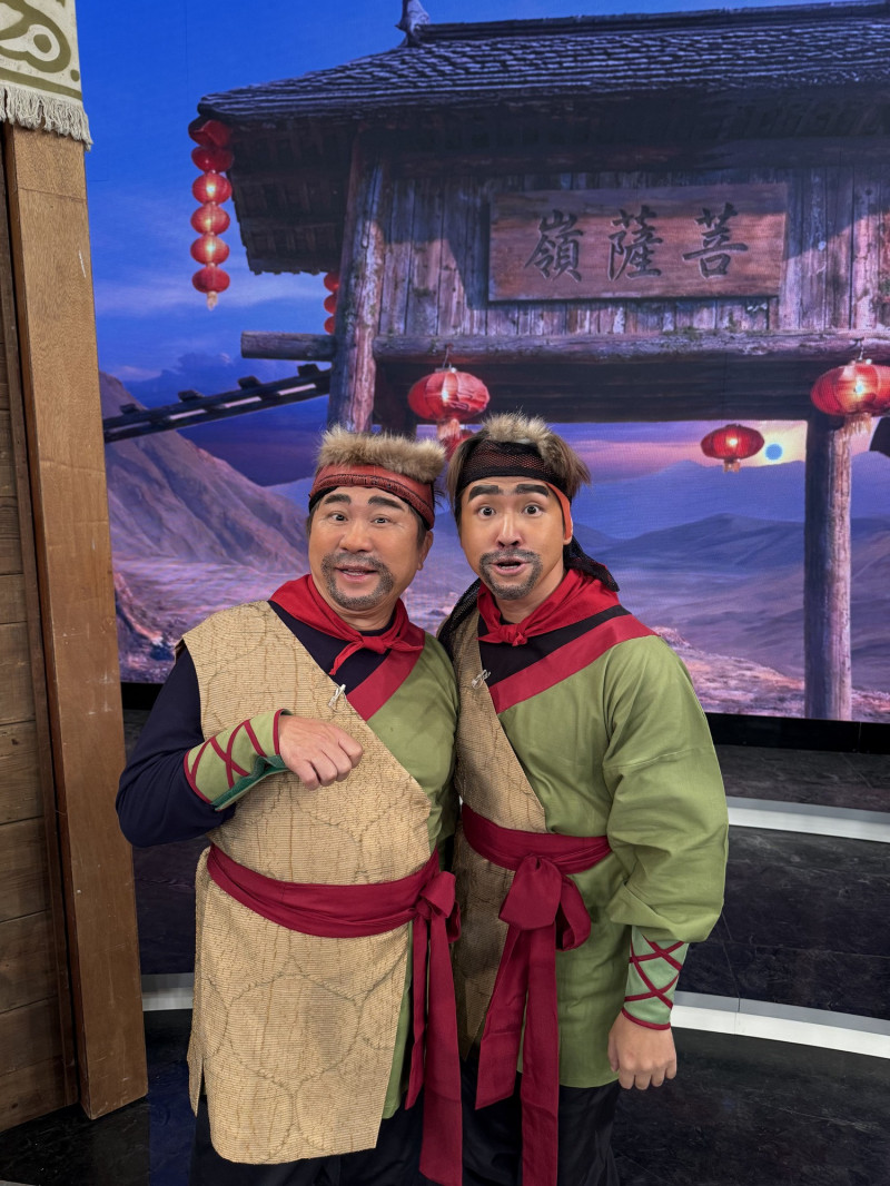 胡瓜（左）與歐漢聲不惜犧牲形象「扮山賊」化身臥底。（華視提供）