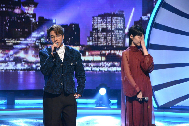 歐漢聲（左）調皮模仿阿杜惹怒曹雅雯。（華視提供）