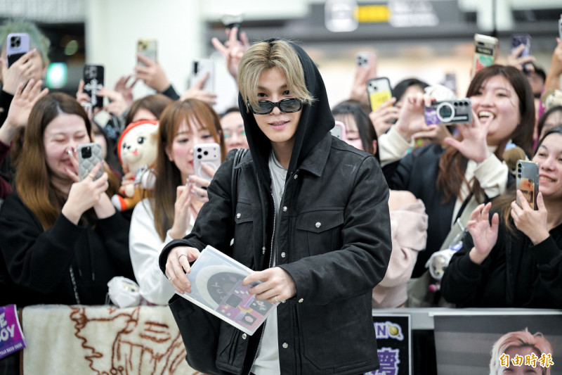 岩田剛典吸引許多女粉絲接機。（記者王文麟攝）