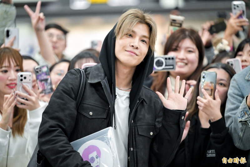 岩田剛典晚間抵台。（記者王文麟攝）