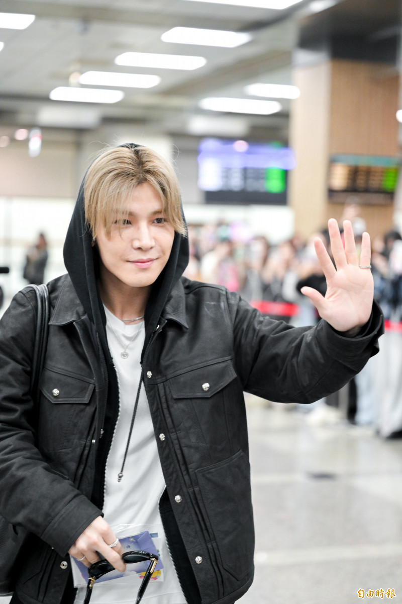 岩田剛典邊走邊揮手。（記者王文麟攝）