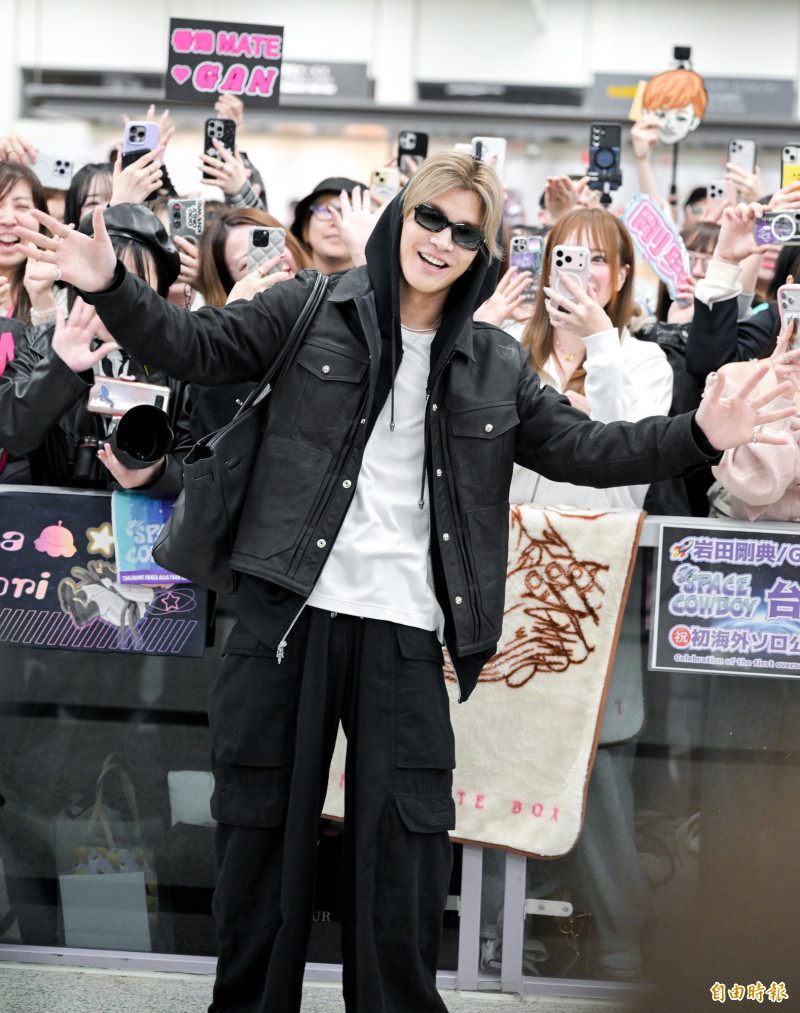 岩田剛典張開雙手打招呼。（記者王文麟攝）