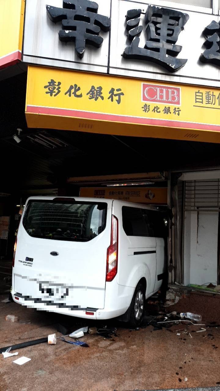 三立新聞台一輛採訪車今日下午行經台北市中山區一江街與南京東路口時，因不明原因突然失控衝進路口的彰化銀行內。（記者鄭景議翻攝）