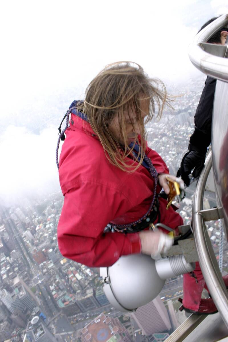 首獨攀台北101的是他！法國蜘蛛人超驚險：這大樓被詛咒了