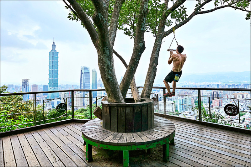 艾力克斯霍諾德來台挑戰攀登台北101，最近仍積極訓練，也已進行多次試爬。 （Netflix提供）