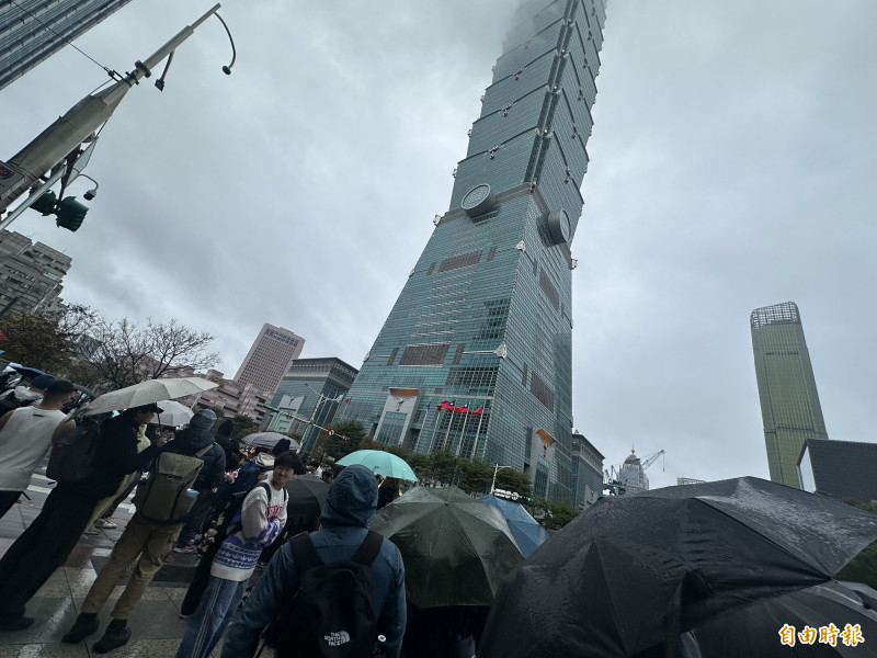 台北101附近已經聚集許多民眾。（記者許世穎攝）
